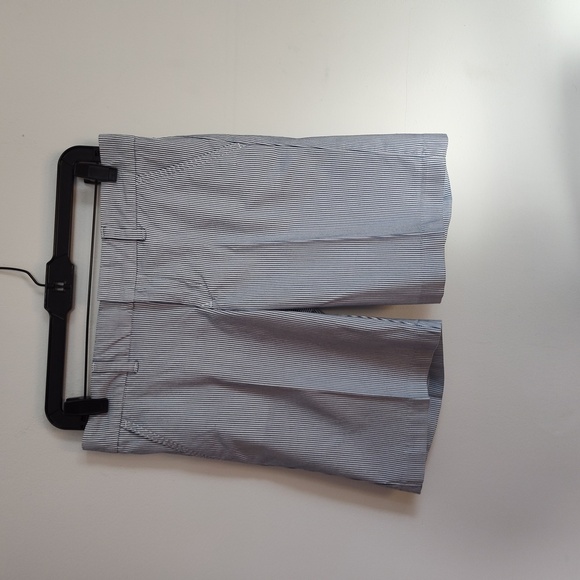 Ladies SZ 2 Tommy Hilfiger Pinstripe  Blue/White Short - Picture 1 of 5